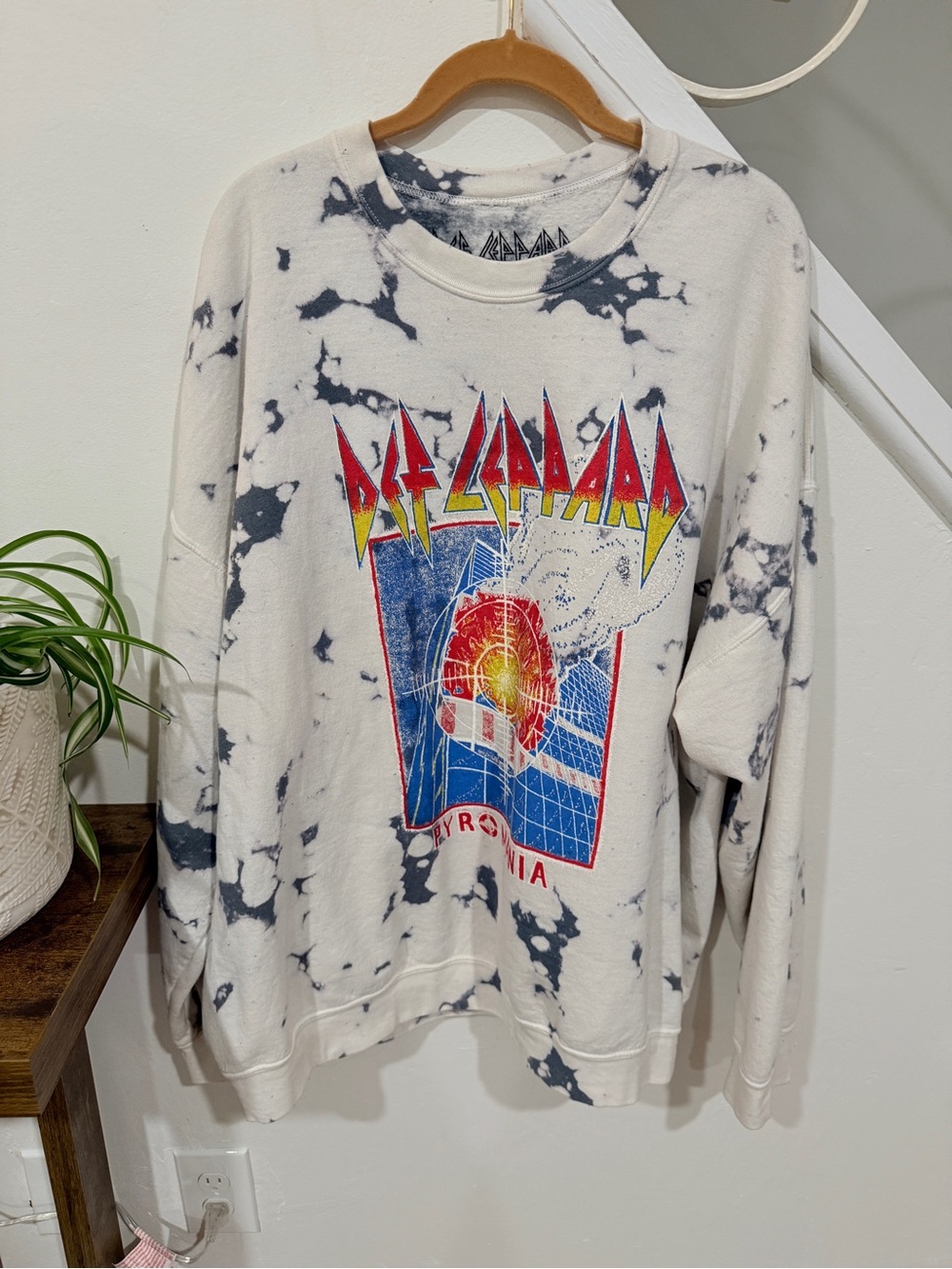 UO Def Leopard Graphic Sweatshirt